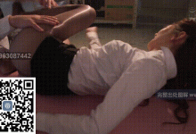 非常痴迷女上司的男员工，看到油量丝袜美腿实在是忍不住了①-解解图解