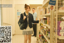 漂亮的女高中生妹子便利店偷东西，不想被抓只能被男店员玩弄-解解图解