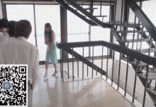 女老师学校偷情被学生撞破,被逼着每天必须穿着真空后妈裙来上课①-解解图解