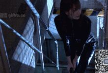 穿着皮衣的秘密女搜查官深入虎穴,可惜埋伏被擒的故事-解解图解