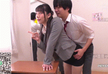 小伙偶然得到了时间静止器,第一时间就用在了班里短裙女教师身上-解解图解