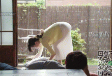 我的嫂子穿着透明紧身衣服,翘着屁股引诱我,不知道是不是故意的①-解解图解