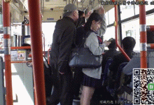 穿着水手服的高中女学生坐公交去上学,遇到一起电车痴汉惨遭毒手-解解图解