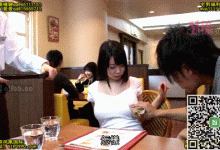 GIF剧情图解2出处,和没穿内衣的女友约会,在饭店里面就开始忍不住了-解解图解