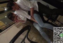 GIF剧情图解2出处,女大学生在餐厅里面兼职,身材太好被男店员侵犯了-解解图解