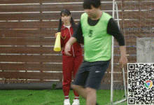 足球俱乐部的女经理是个可爱的双马尾,下班后竟然被猥琐男老师猥亵-解解图解