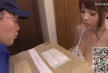 经典补档:不穿奶罩若隐若现的J罩杯 有着乳神之称 快递员眼睛都直了-解解图解
