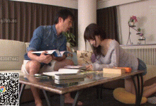 经典补档：家里面可爱的妹妹，故意露着乳沟勾引人，这谁受得了呀①-解解图解