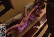 在餐厅兼职的女服务员，美腿黑丝太诱惑，被男店长偷偷的猥亵慢慢的欲罢不能②-解解图解